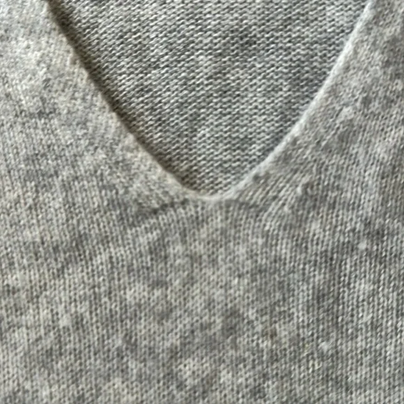 Theory Adrianna Feather Weight Cashmere Sweater V-Neck Heather Gray - M - Picture 6 of 10